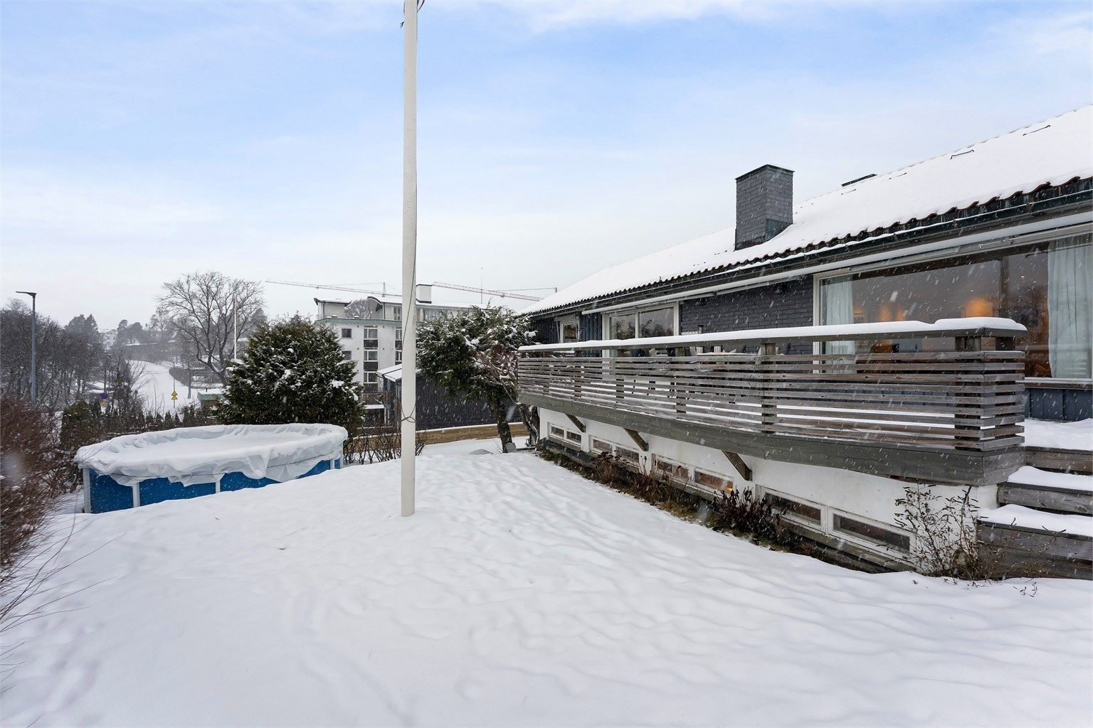 Det er kun et par minutters gange ned til sjøen