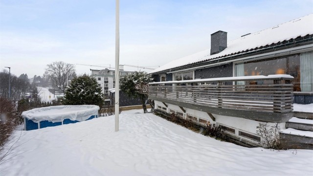 Det er kun et par minutters gange ned til sjøen