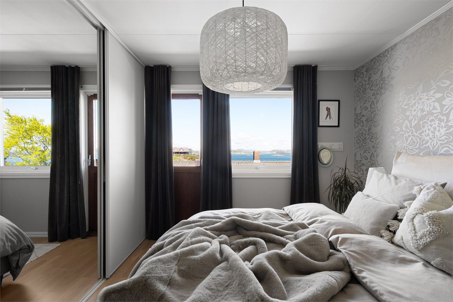 Skyvedrøsgarderobe med god oppbevaring. 
Fra dette soverommet er det tilgang til loft, med rikelig oppbevaringsplass. 