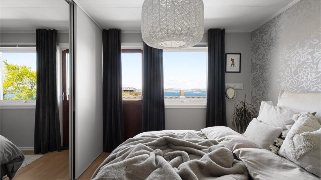 Skyvedrøsgarderobe med god oppbevaring.
Fra dette soverommet er det tilgang til loft, med rikelig oppbevaringsplass.