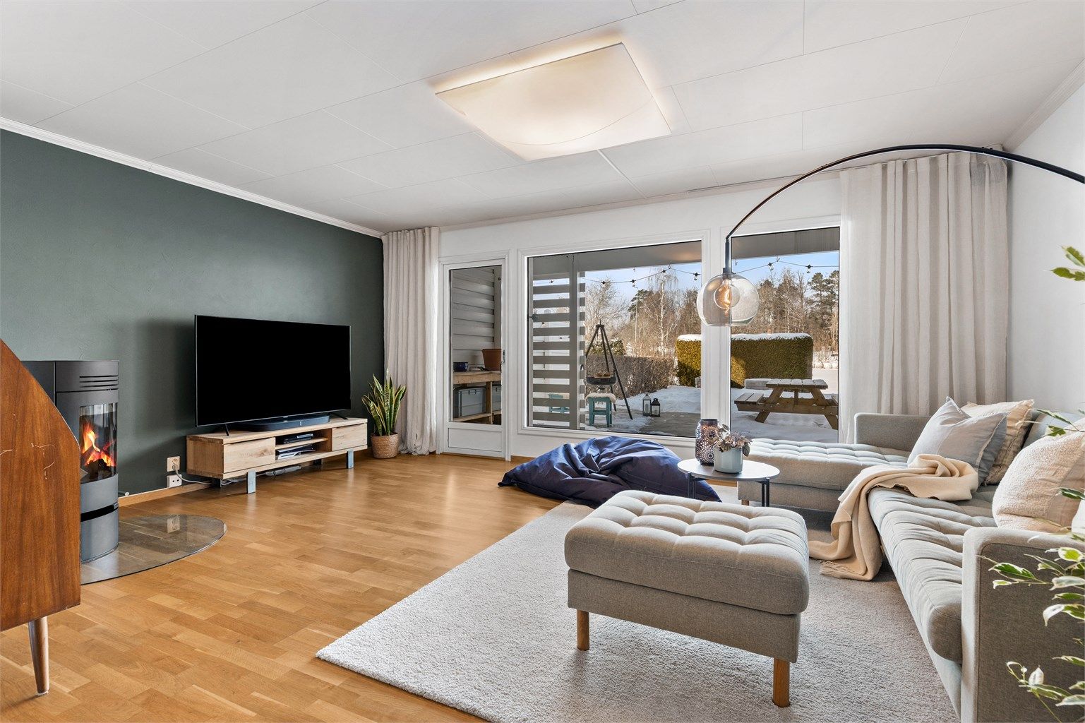 I selve TV-stuen er det plass til sittegruppe og TV-område. Her er det også peis for ekstra varme og hygge på kjølige dager. Utgang til markterrasse og hage.