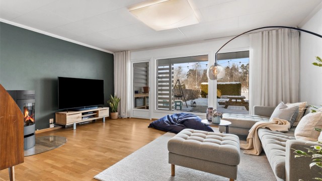 I selve TV-stuen er det plass til sittegruppe og TV-område. Her er det også peis for ekstra varme og hygge på kjølige dager. Utgang til markterrasse og hage.