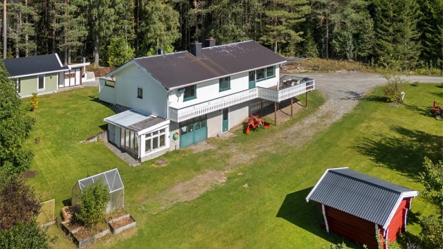 Velkommen til Lageråvegen 356! Innholdsrik enebolig på solrik tomt i landlige og barnevennlige omgivelser i Øvre Vang.