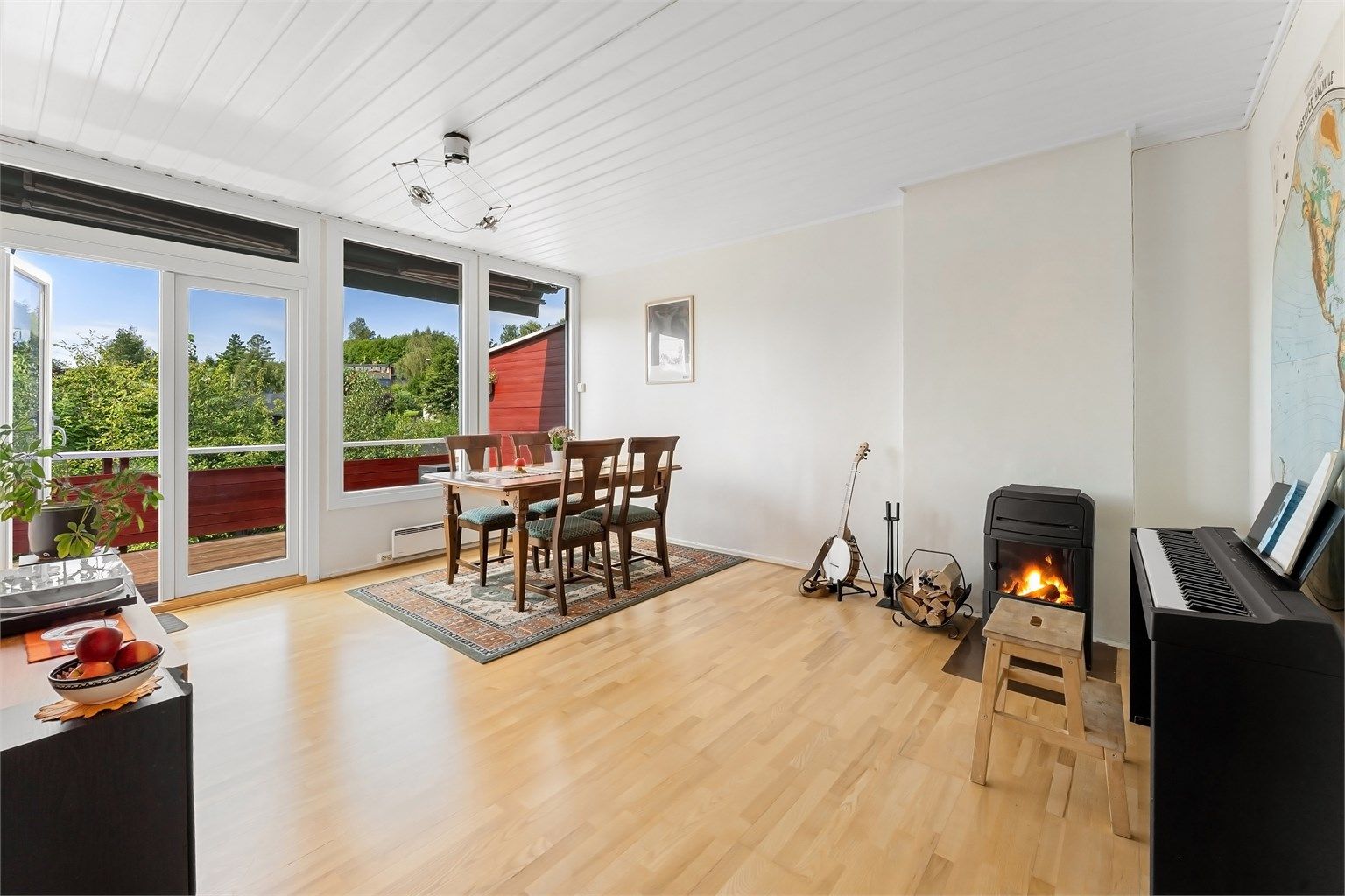 Dette er en gjennomgående 2-roms leilighet med parkeringsplass, peis og sydvestvendt balkong