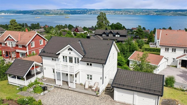 Velkommen til Øvre Solåsen 11! Presenteres av Anniken Øderud v/Krogsveen Nesodden
Foto: Per O Skjellnan v/Efkt