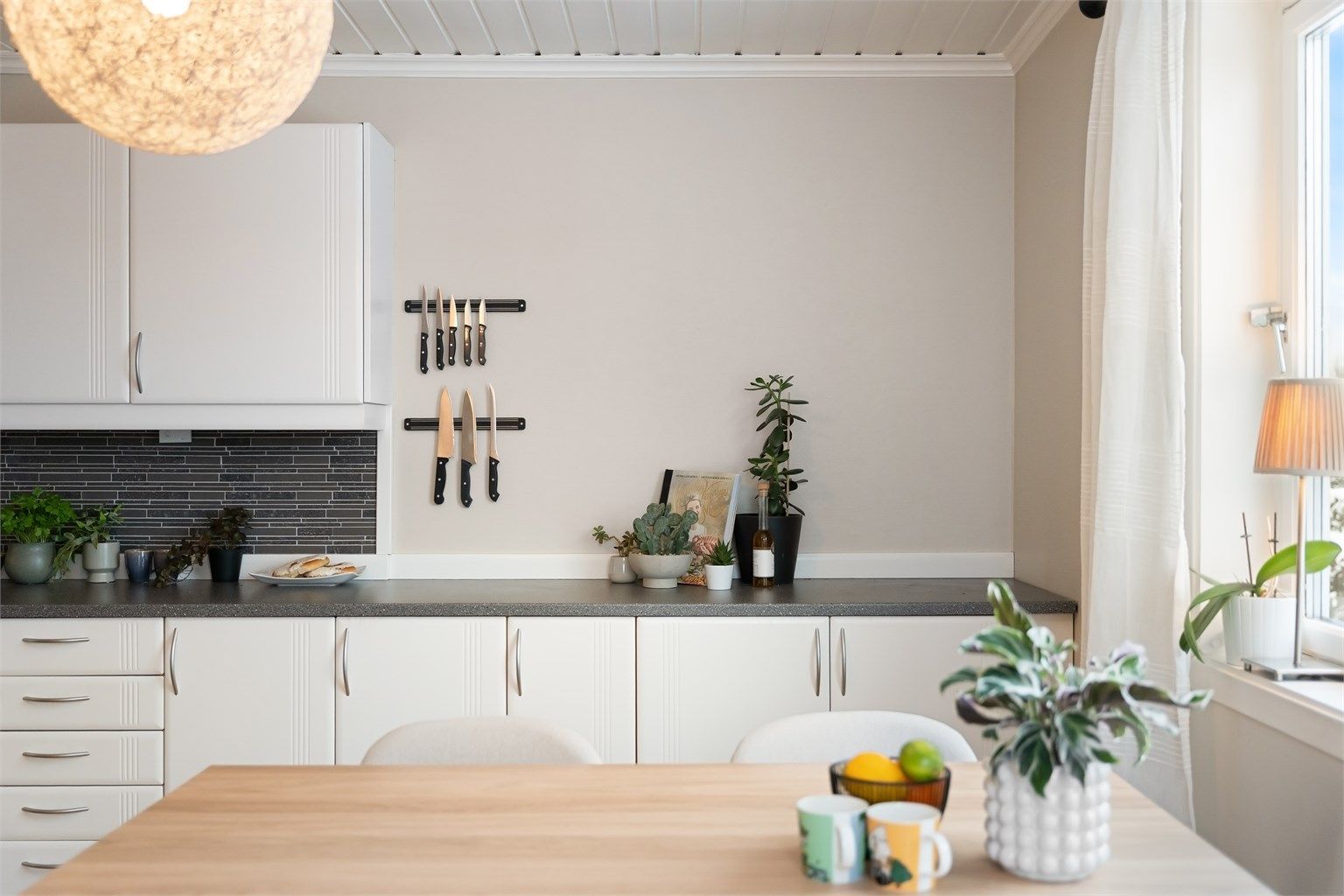 Godt med benkeplass for matlaging og stikkontakter montert over benken.