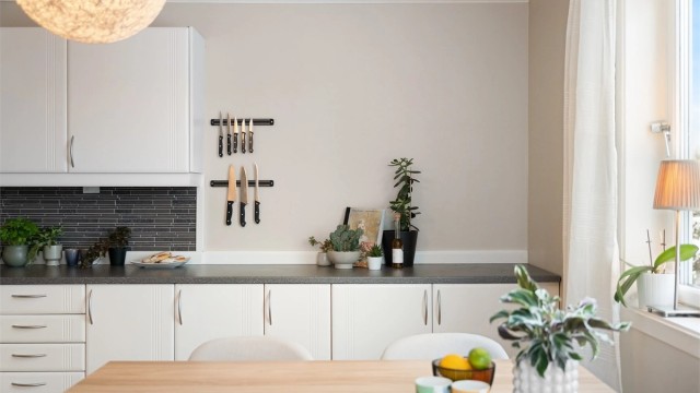 Godt med benkeplass for matlaging og stikkontakter montert over benken.