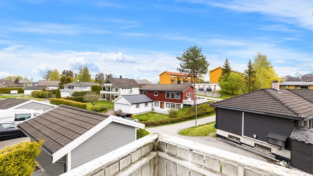 Fra eiendommen er det kort vei til bussforbindelse med linje 350, kun 3 minutters gange unna.