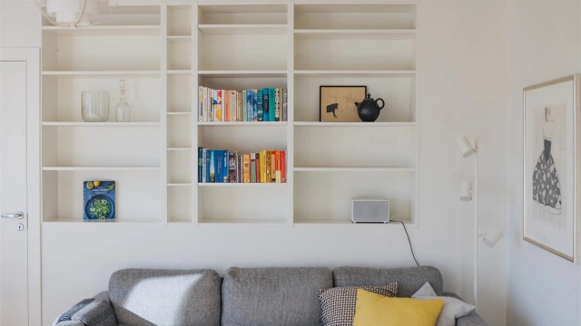 Plassbygget bokhylle gir gode oppbevaringsmuligheter