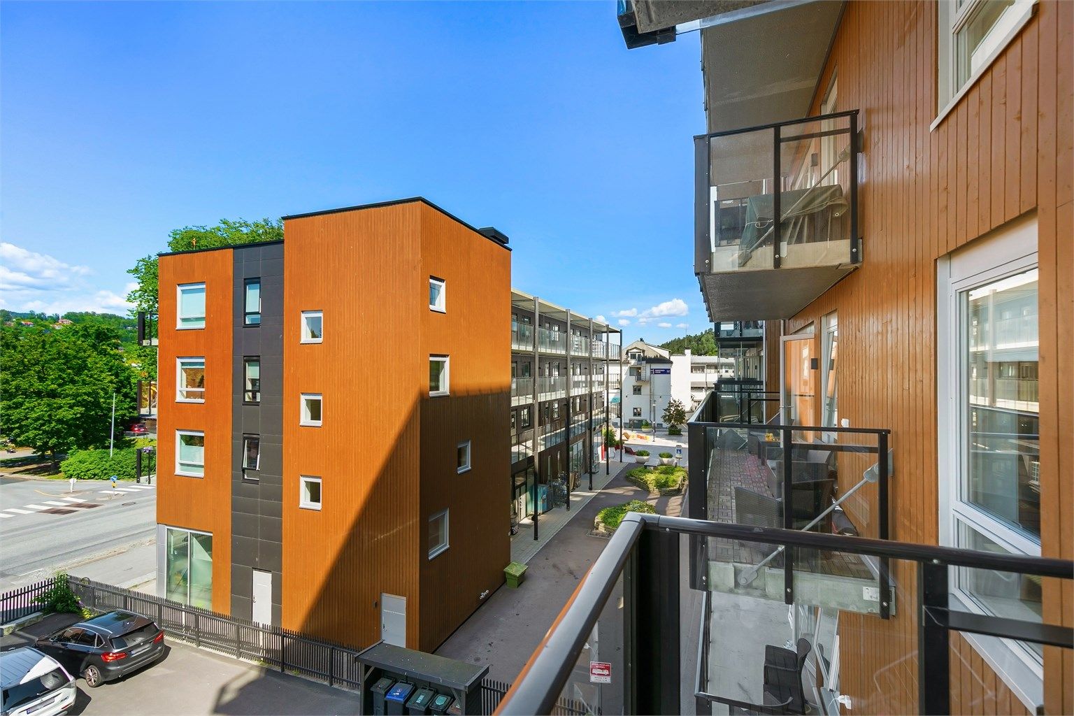 Leiligheten vender bort fra toglinjen, mot et rolig fellesområde.