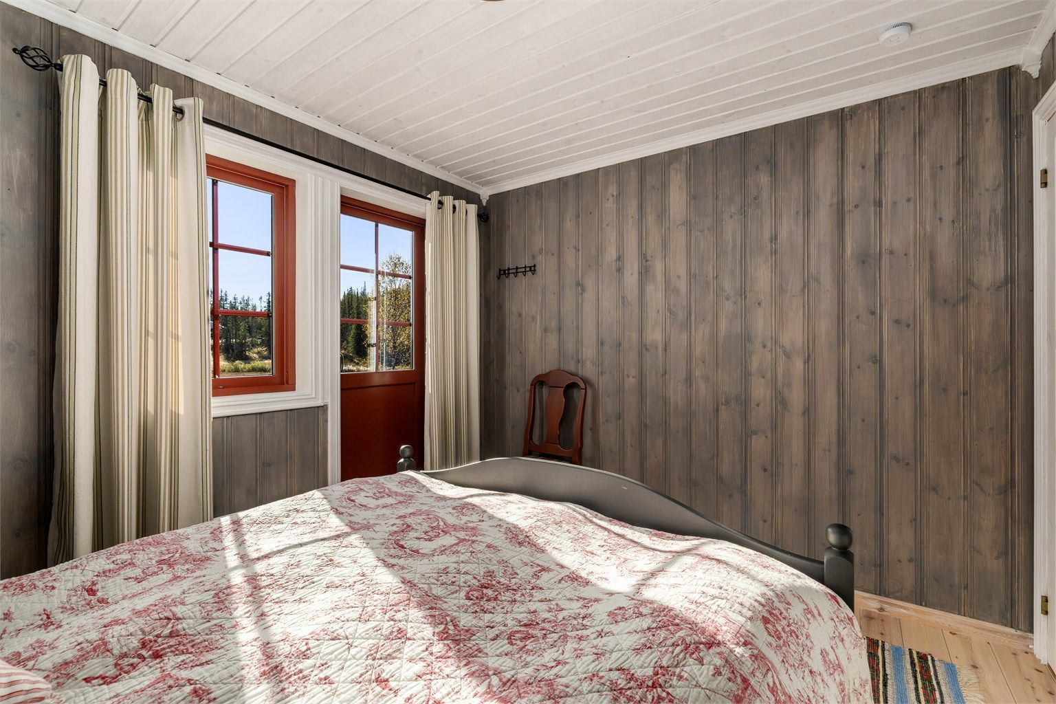 Fra hovedsoverommet er det direkte utgang til en sørøstvendt terrasse på 19 m².