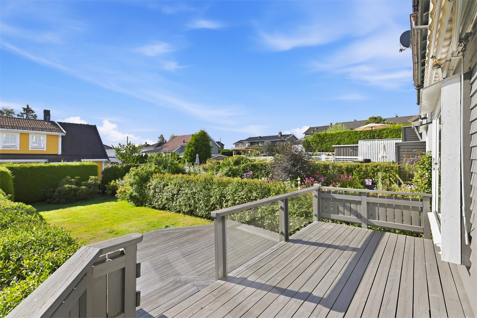 Terrassen har gode solforhold, og plass til flere sittegrupper.