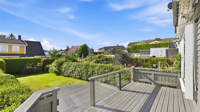 Terrassen har gode solforhold, og plass til flere sittegrupper.