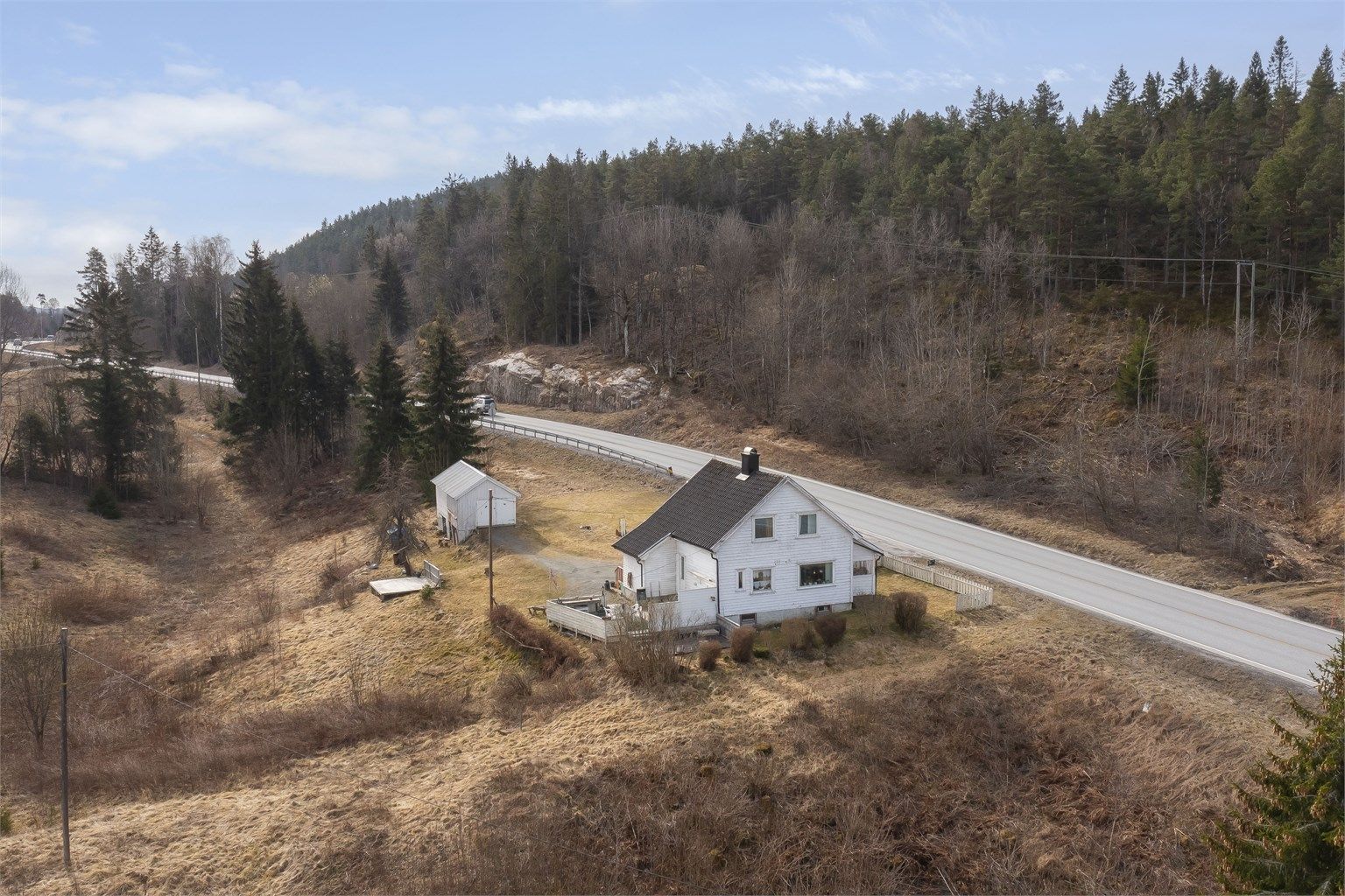 Tomten er opparbeidet med grus og gressplen i gårdsplassen. Forøvrig består tomten av naturtomt med viltvoksende trær og busker.