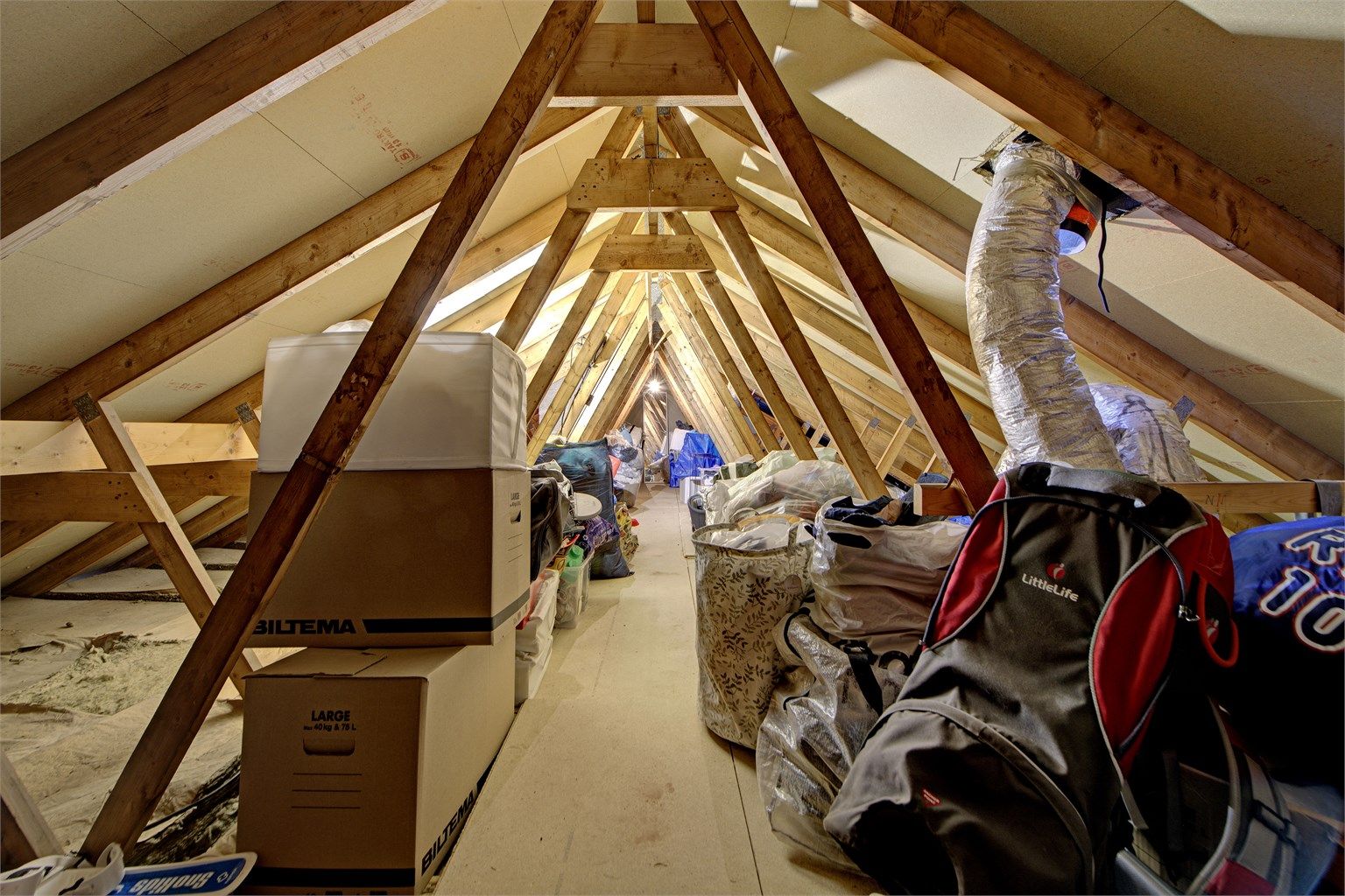 Luke til loft fra boligen med mye lagringsplass