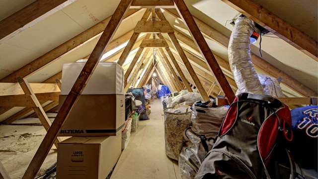 Luke til loft fra boligen med mye lagringsplass