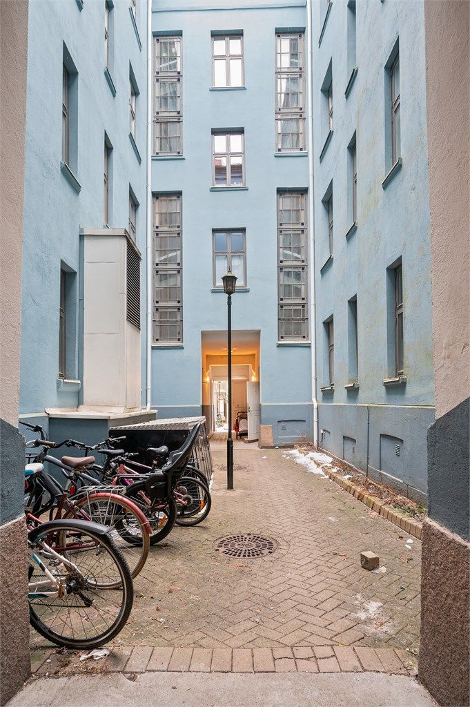 Sjarmerende gårdsrom med sykkelparkering. 