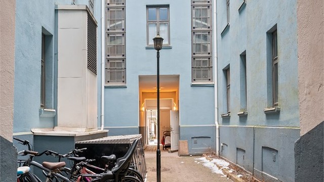Sjarmerende gårdsrom med sykkelparkering.
