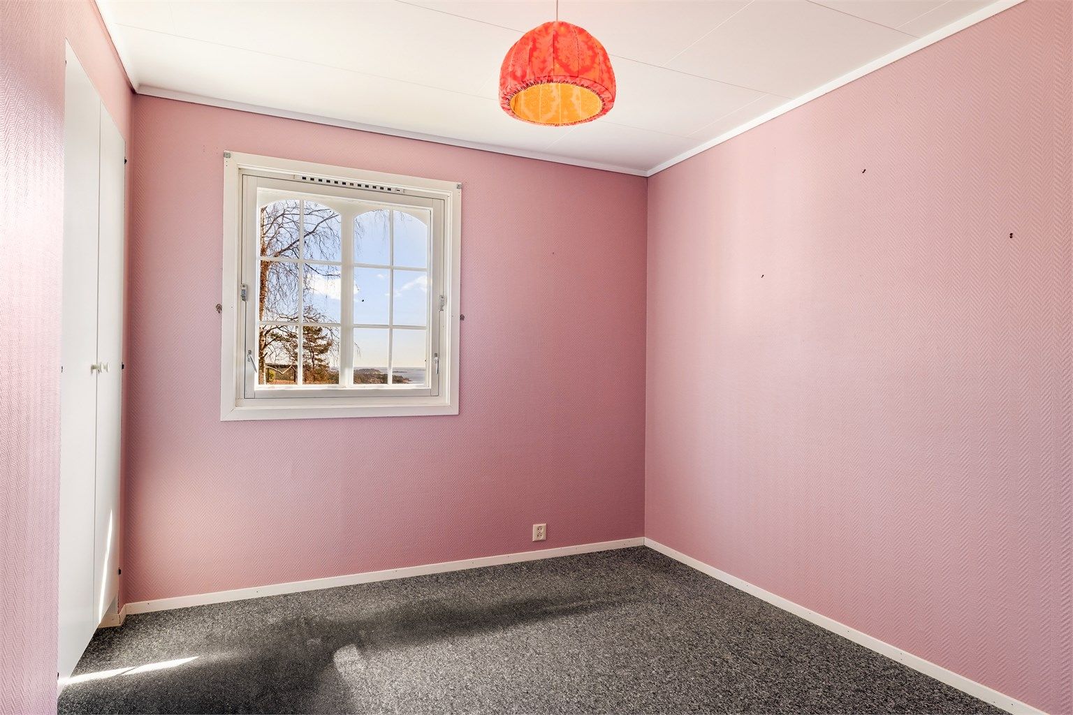 Soverom med utsikt og garderobeskap.