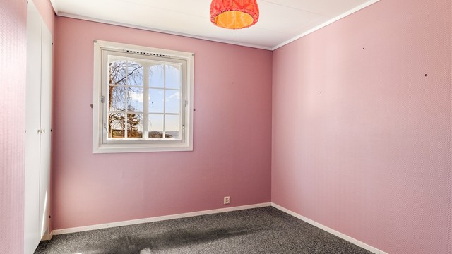 Soverom med utsikt og garderobeskap.