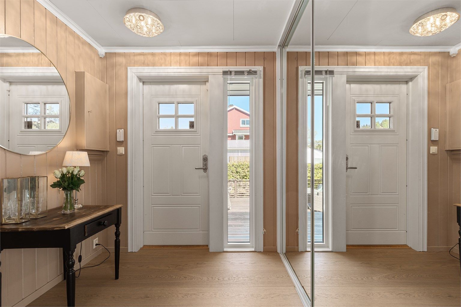 Praktisk entre med speilgarderobe 