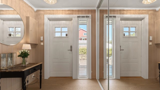 Praktisk entre med speilgarderobe