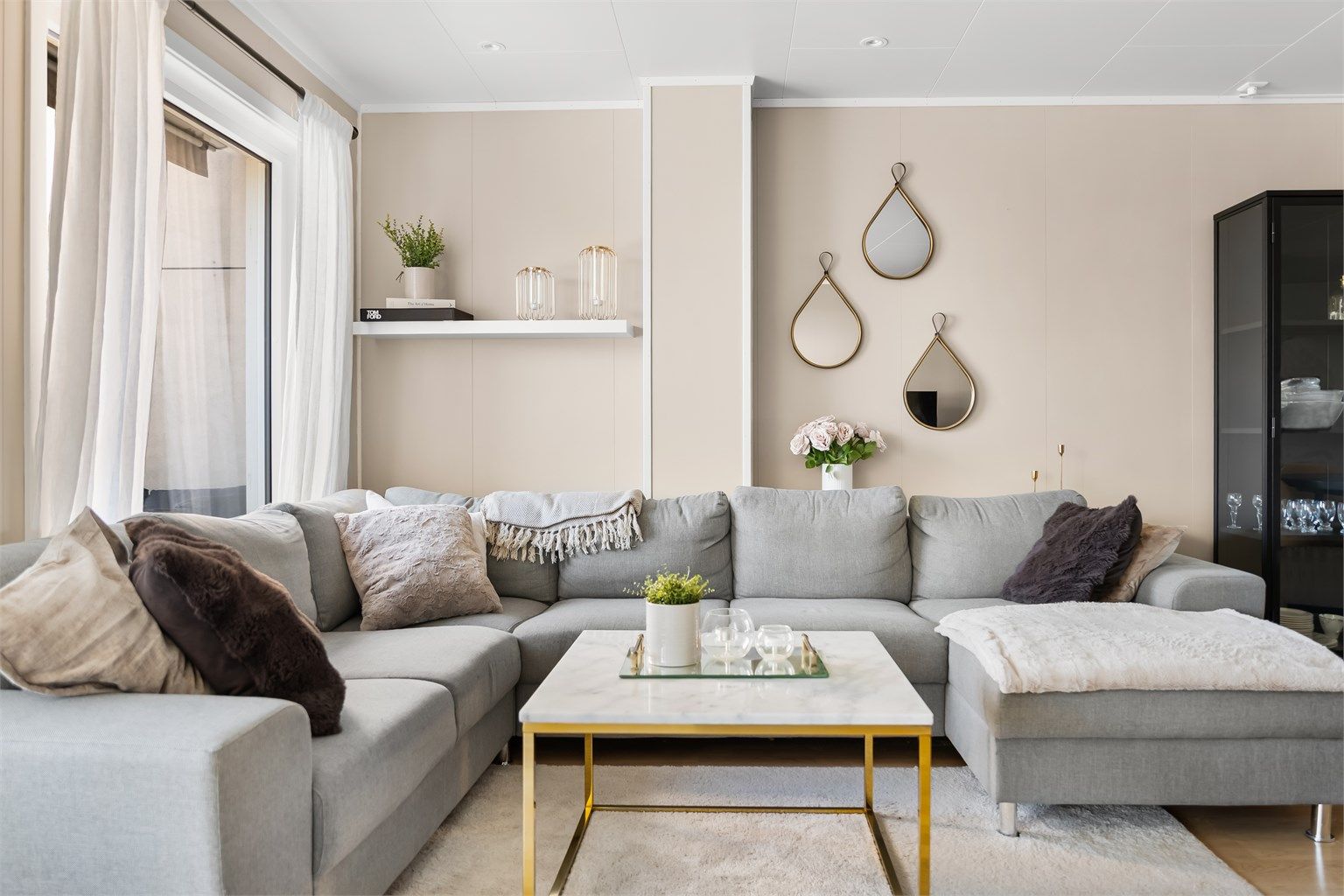 Hele boligen er utstyrt med balansert ventilasjon, som sikrer et sunt og behagelig inneklima.