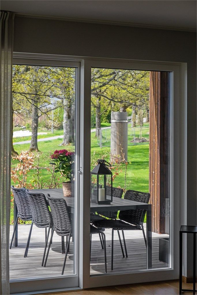 Hyggelig utsikt mot terrassen og grøntarealer. 