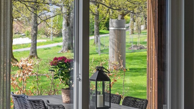 Hyggelig utsikt mot terrassen og grøntarealer.