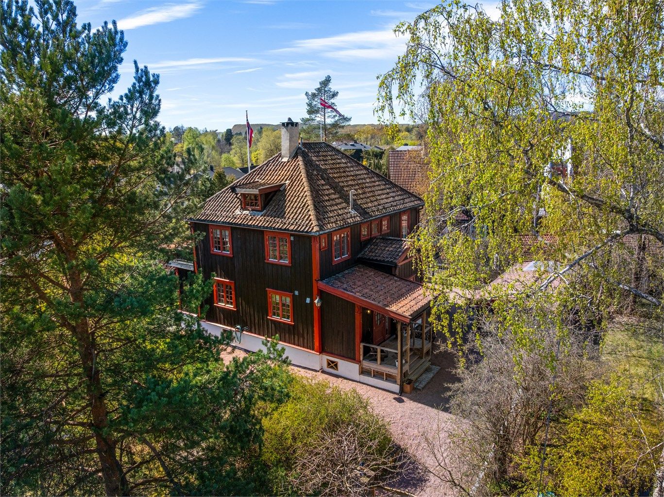 Eiendommen ligger flott til i et etablert og barnevennlig boligområde på Øvre Høvik.