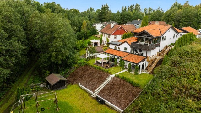 Stor eiendom med god boltreplass både inne og ute, i tillegg til stor hybel i kjeller