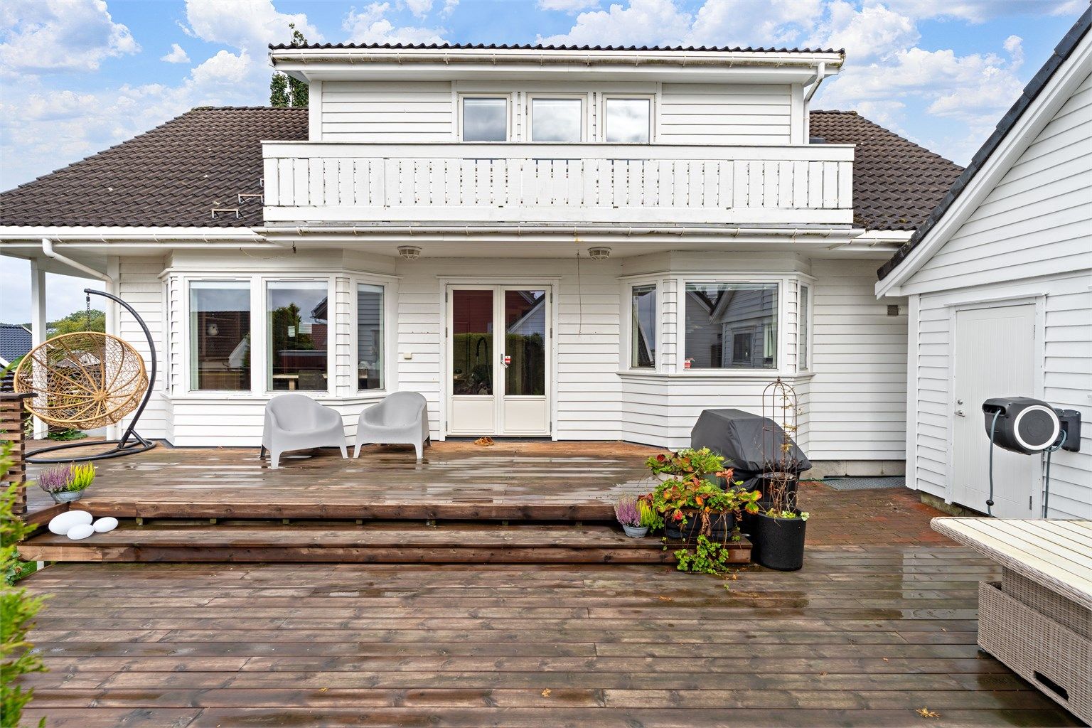 Direkte adkomst fra stuen ut til det store terrassearealet.