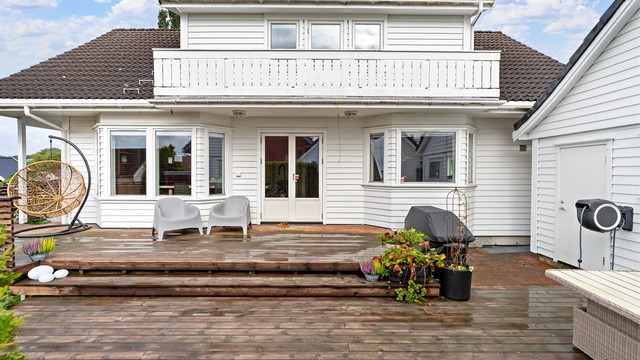 Direkte adkomst fra stuen ut til det store terrassearealet.