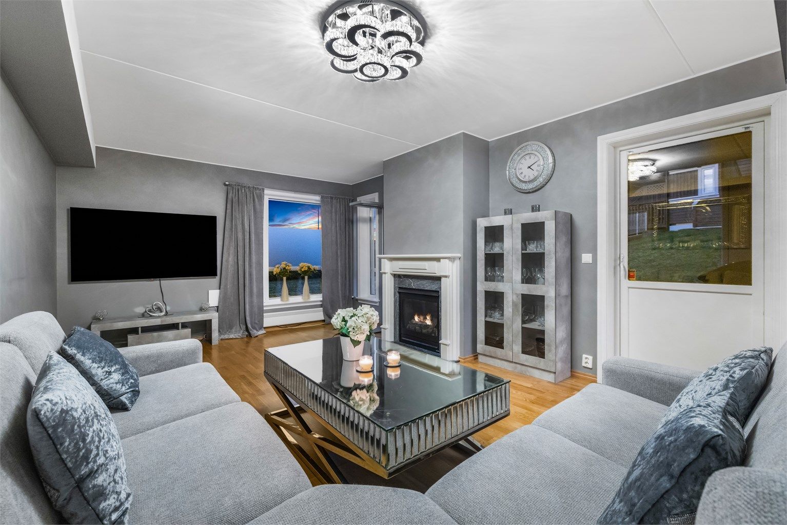 Store vindusflater gir godt med lysinnslipp i stuen.