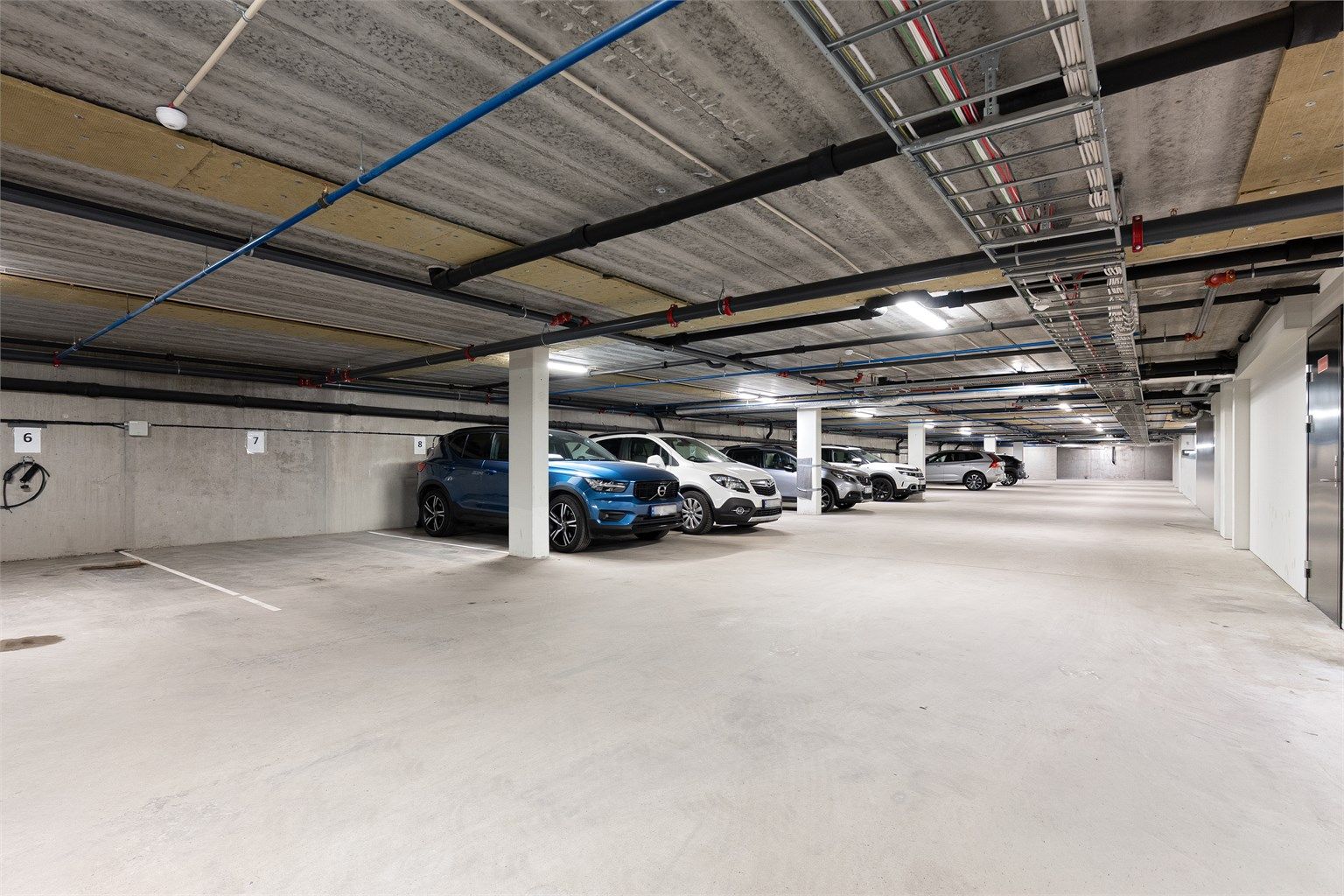 Med leiligheten følger biloppstillingsplass i felles, oppvarmet garasjeanlegg - med lader til EL-bil.