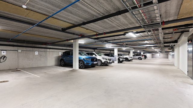 Med leiligheten følger biloppstillingsplass i felles, oppvarmet garasjeanlegg - med lader til EL-bil.