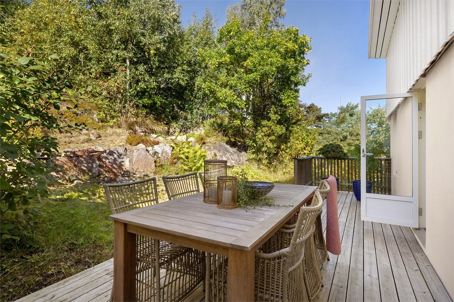 terrasse på baksiden av eiendommen 