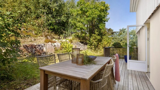 terrasse på baksiden av eiendommen