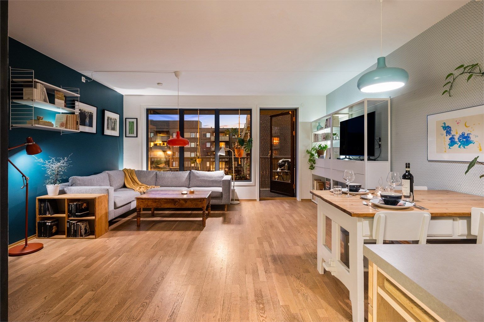 En attraktiv familieleilighet med god standard og en svært romslig balkong. 