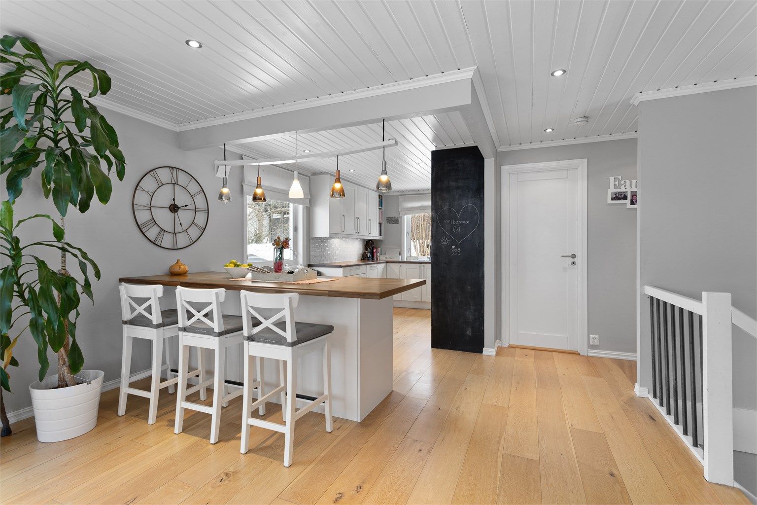 Kjøkkenhalvøya fungerer som en sosial samlingsplass og gir ekstra benkeplass.