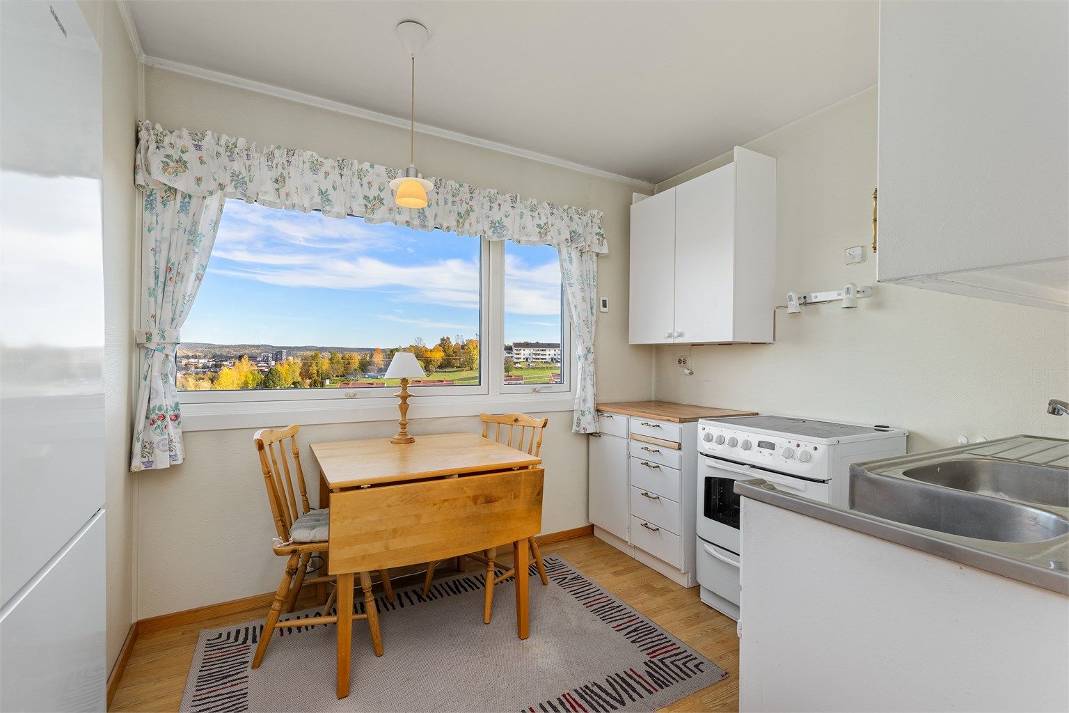 Separat kjøkken med spiseplass foran vinduet og fritt utsyn. 
Foto: Digit Media