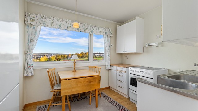 Separat kjøkken med spiseplass foran vinduet og fritt utsyn.
Foto: Digit Media