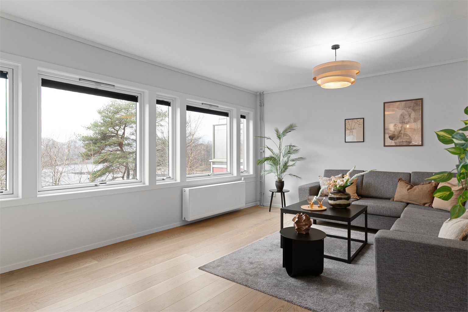 - Romslig stue med store vindusflater som gir en flott utsikt og slipper inn mye naturlig lys -