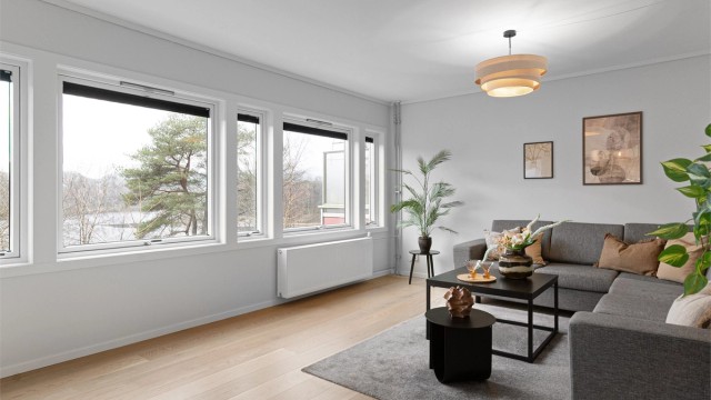 - Romslig stue med store vindusflater som gir en flott utsikt og slipper inn mye naturlig lys -