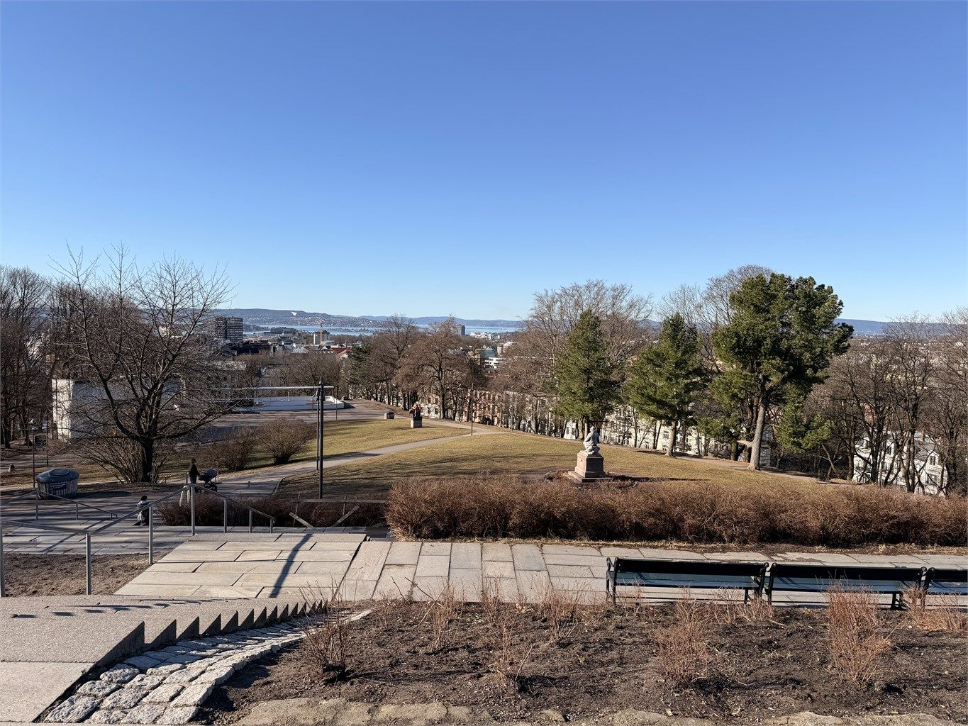 Flott utsikt over Oslo by fra toppen av parken 