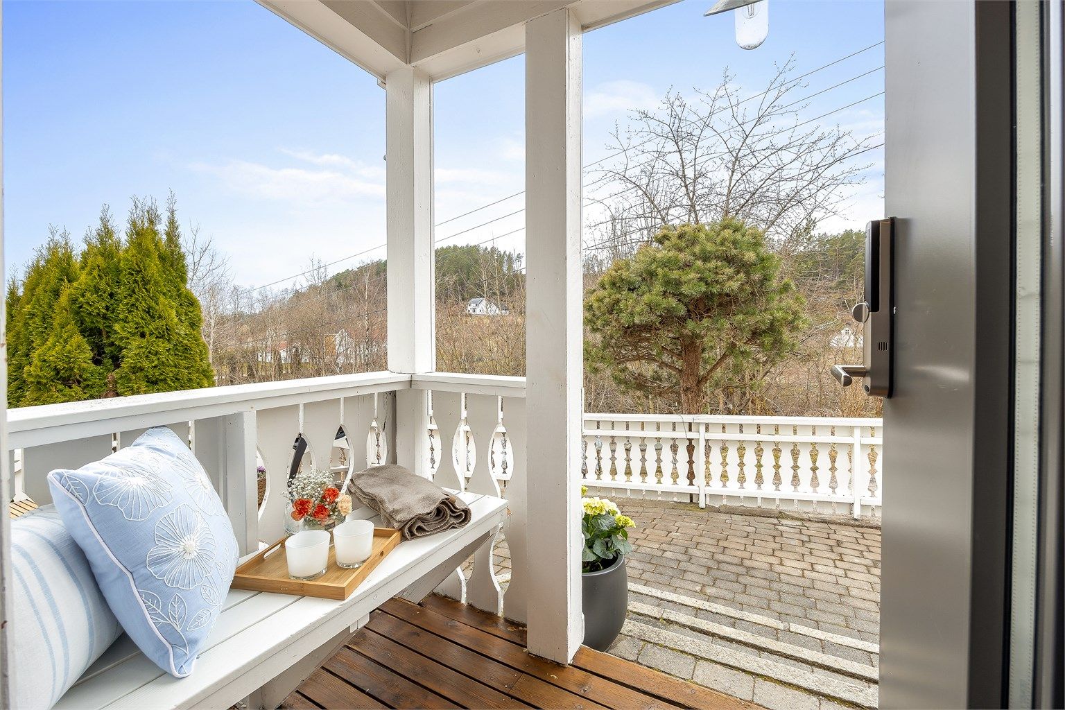 Overbygget og innbydende inngangsparti.