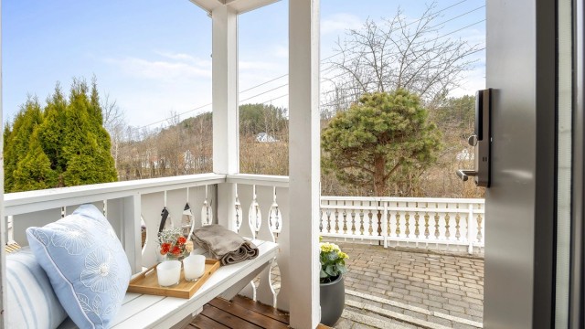 Overbygget og innbydende inngangsparti.