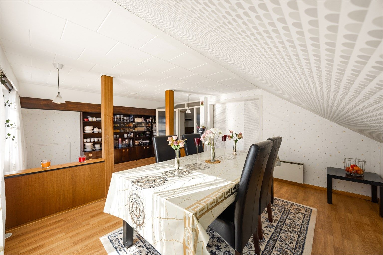 Stuen i andre etasje har god plass til langbord og sosiale sammenkomster.