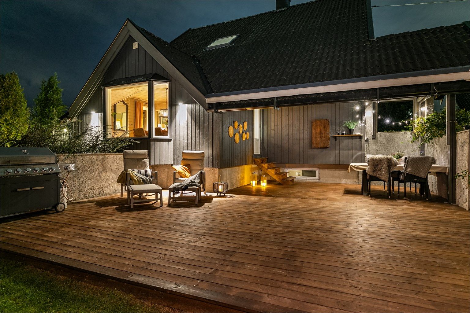 Stor markterrasse og balkong med sol fra tidlig morgen til sen kveld sommerstid