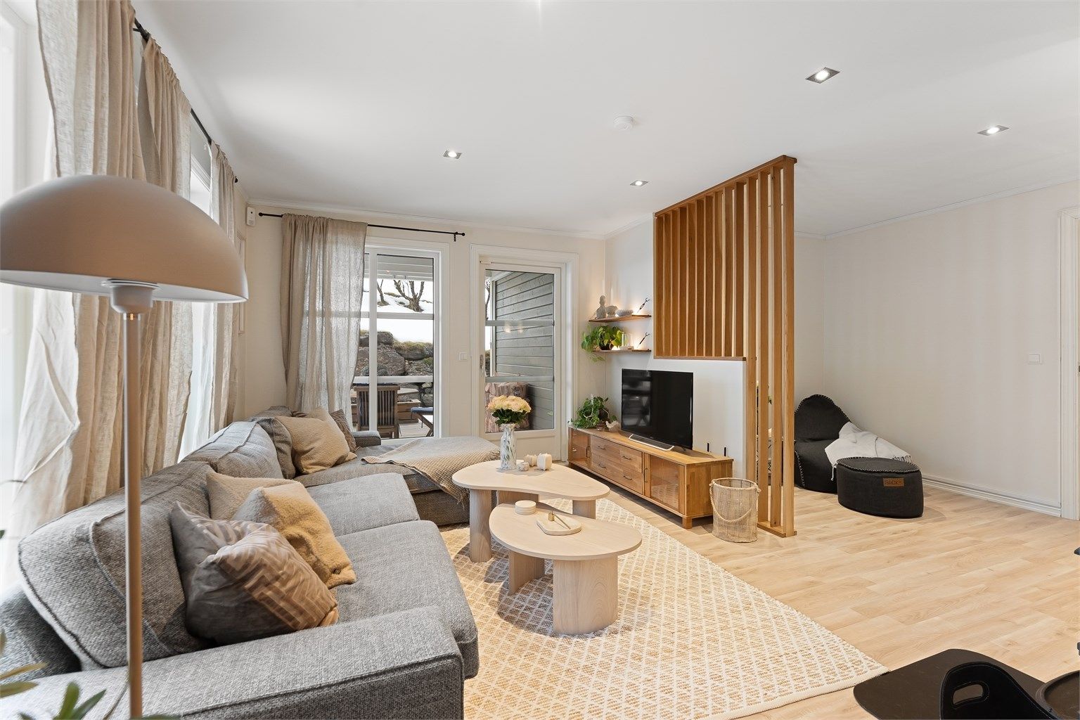 Stuen har gode møbleringsmuligheter med plass for sofagruppe, TV-seksjon, lesehjørne og annet passende møblement